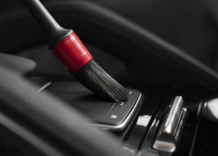 Lavage intérieur du tableau de bord au pinceau