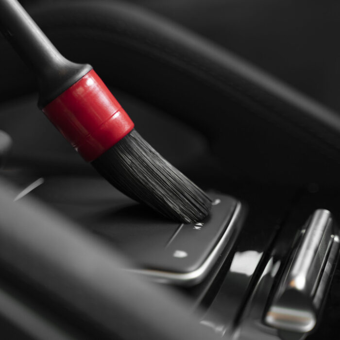 Lavage intérieur du tableau de bord au pinceau